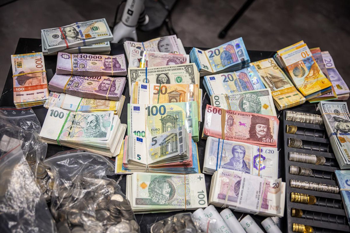Potężne uderzenie w pseudokibiców. Zabezpieczyli nieruchomości warte 10 mln zł i gotówkę
