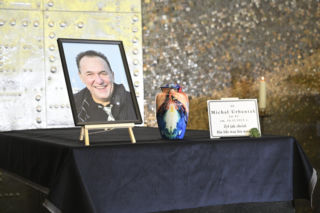 Symboliczna scena przy urnie wycisnęła łzy. Tak żegnano ikonę jazzu