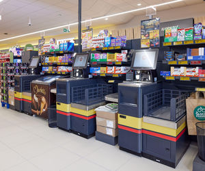 Zarobki w Biedronce poszły w górę. Tyle można zarobić w 2025 roku.