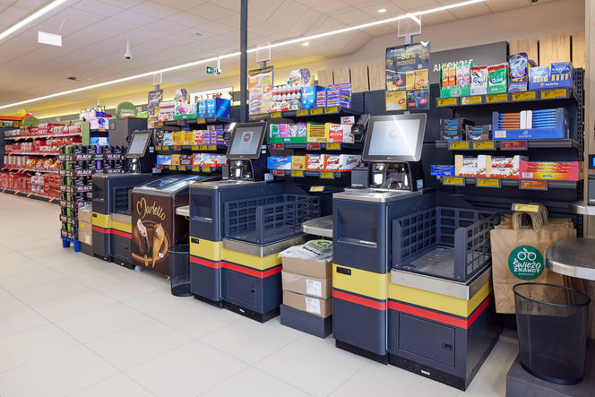 Zarobki w Biedronce poszły w górę. Tyle można zarobić w 2025 roku.