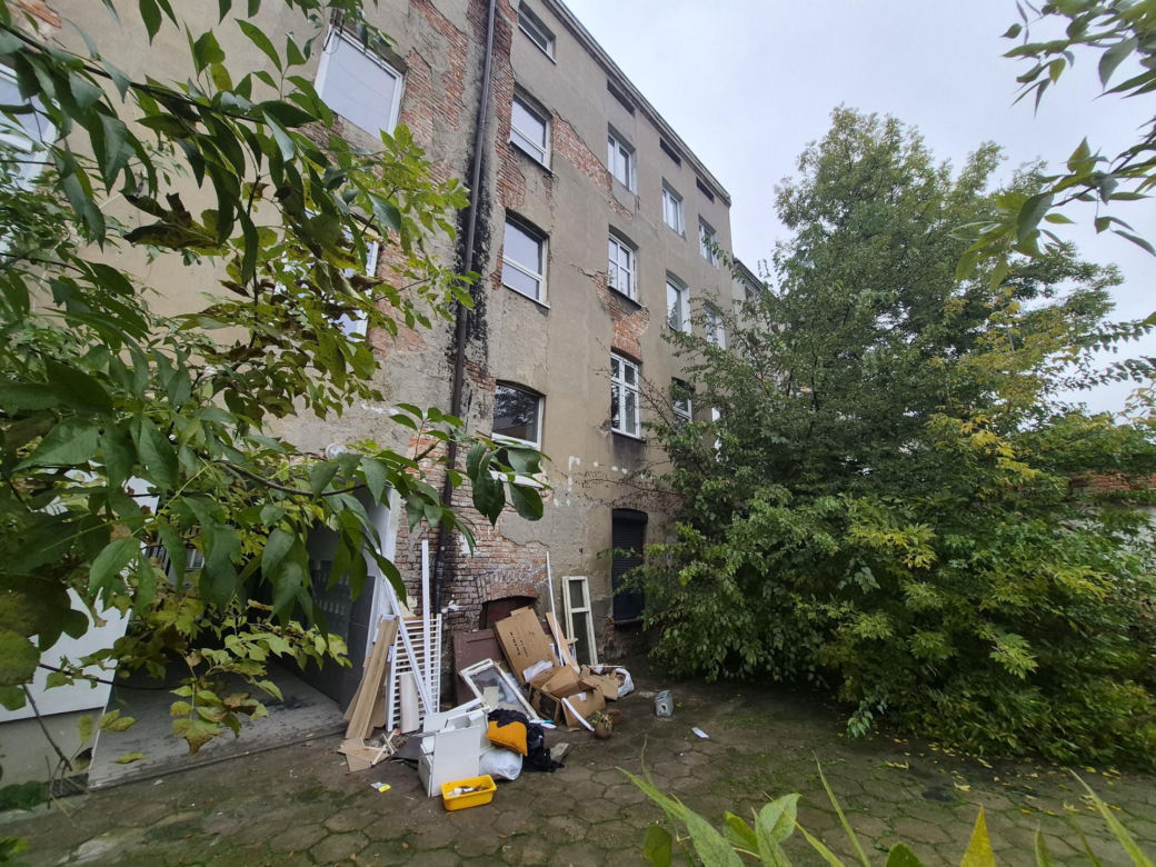 Wypchnął Olę z okna, bo nie chciała do niego wrócić. Drzewa uratowały jej życie