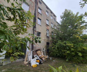 Wypchnął Olę z okna, bo nie chciała do niego wrócić. Drzewa uratowały jej życie