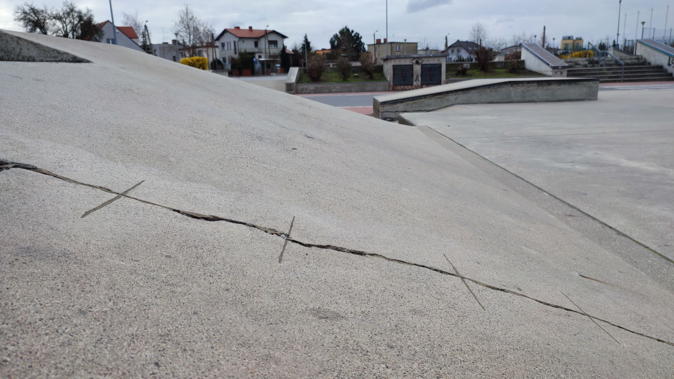 Skateplaza pęka