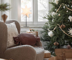 Choinka sztuczna - mała, na pniu, ośnieżona. Sztuczna choinka jak żywa. Choinki gotowe z ozdobami. 