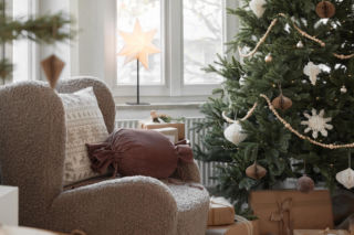 Choinka sztuczna - mała, na pniu, ośnieżona. Sztuczna choinka jak żywa. Choinki gotowe z ozdobami. 