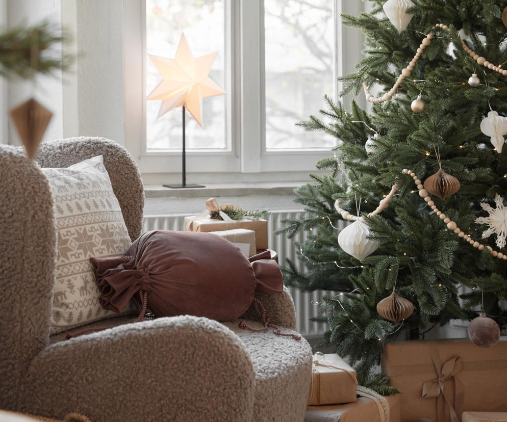 Choinka sztuczna - mała, na pniu, ośnieżona. Sztuczna choinka jak żywa. Choinki gotowe z ozdobami. 