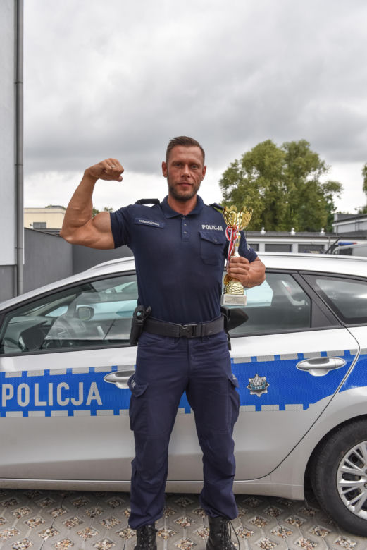 Policjant z Inowrocławia to prawdziwy terminator. Łączy pracę z kulturystyką