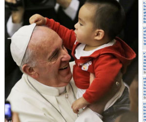 Chlopiec zdejmuje piuske Franciszkowi (2)