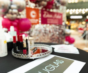 Zgarnęła nowiutkie auto na weekend! Tak Lubin świętował Dzień Kobiet. A wystawa Kolorowe Samochody trwa dalej!