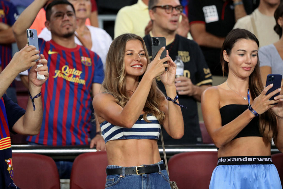 Anna Lewandowska jedzie samochodem bez zapiętych pasów