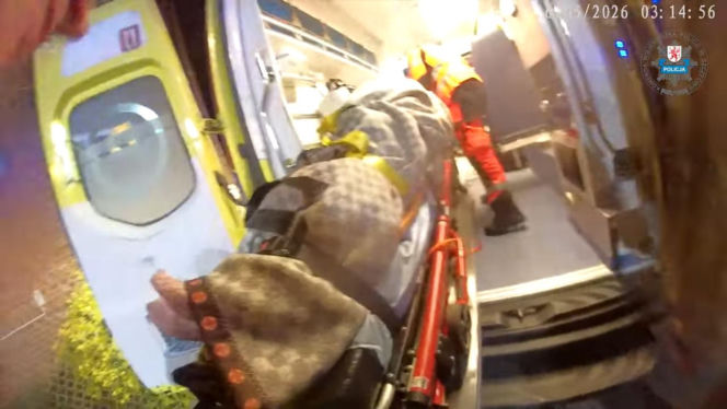 63‑latek tonął, policjant skoczył do wody