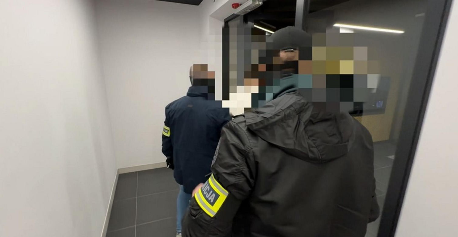 Niemieccy policjanci rozbili gang oszustów z Warszawy. Straty seniorów sięgają fortuny