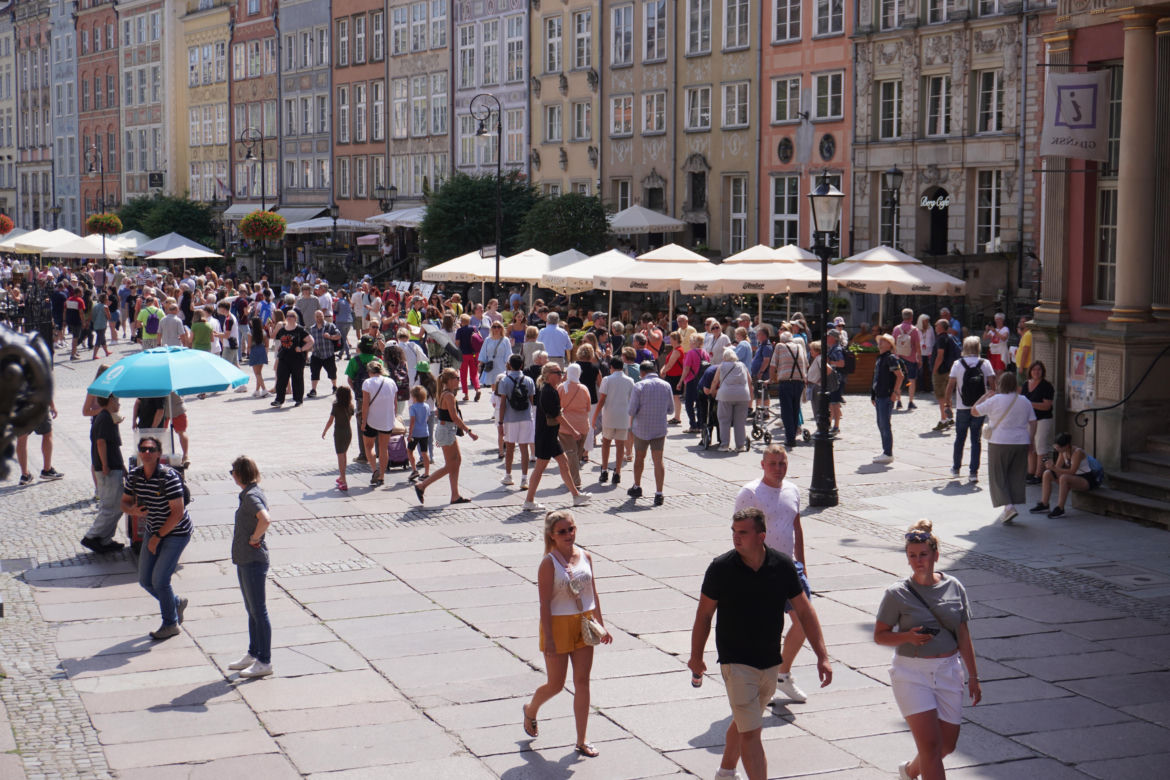 Tłumy turystów w Gdańsku. Ulice pękają w szwach