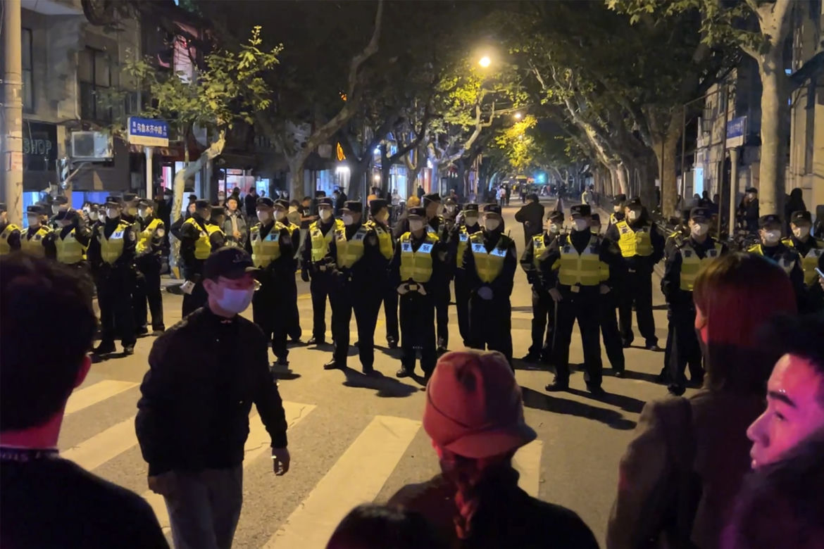 Wielkie demonstracje przeciwko restrykcjom covidowym! "Chcę swobodnie wychodzić, ale nie mogę"