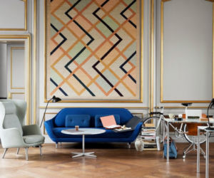 Kobaltowa sofa z twardym wypełnieniem