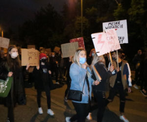Kalisz: manifestacja na głównych ulicach miasta i pod kurią