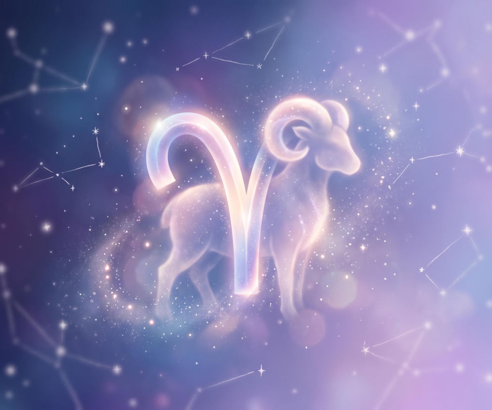 Świecący symbol i sylwetka barana na tle nocnego nieba z gwiazdozbiorami. Horoskop dla Barana znajdziesz na Eska.