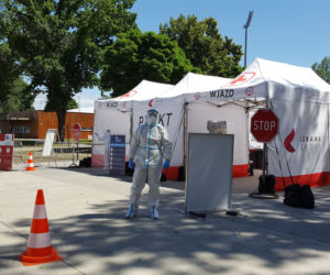 Drive-thru w Lesznie. Na darmowe badania zapisało się ponad 500 osób
