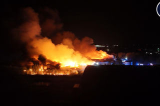 Gigantyczny pożar hal produkcyjnych w Bramkach. W akcji setki strażaków