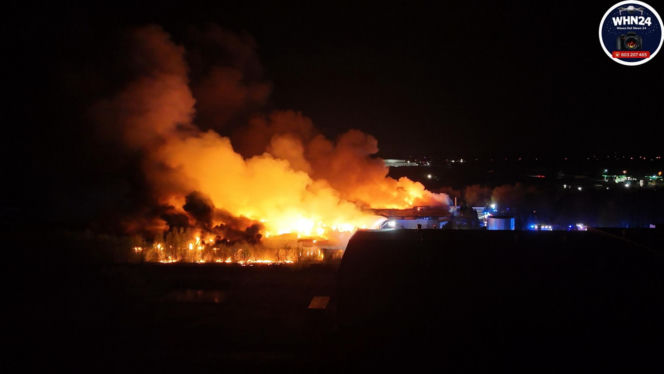 Gigantyczny pożar hal produkcyjnych w Bramkach. W akcji setki strażaków