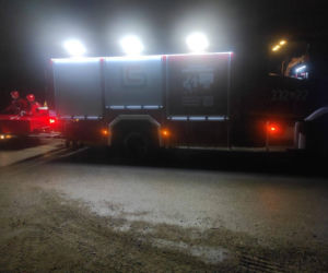 Koszmarny finał piątkowego wieczoru. Auto wpadło do stawu. W środku cztery osoby