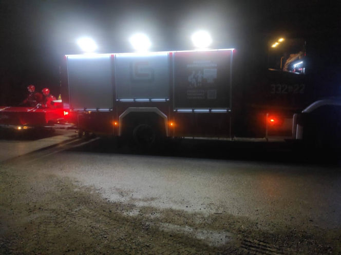 Koszmarny finał piątkowego wieczoru. Auto wpadło do stawu. W środku cztery osoby