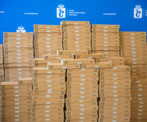 Ponad 300 laptopów trafi do ukraińskich uczniów. „Pozwolą młodym uchodźcom kontynuować naukę”