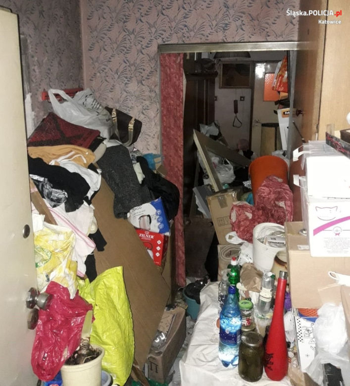 Schorowana seniorka kilka dni leżała na podłodze przysypana śmieciami