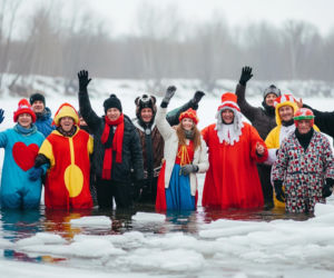 Morsowy Sylwester 2025/2026 w Kamiennej. Co skłoniło ich do wejścia w lód?