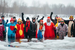 Morsowy Sylwester 2025/2026 w Kamiennej. Co skłoniło ich do wejścia w lód?