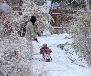 Maciej Pela zabrał córeczki na sanki