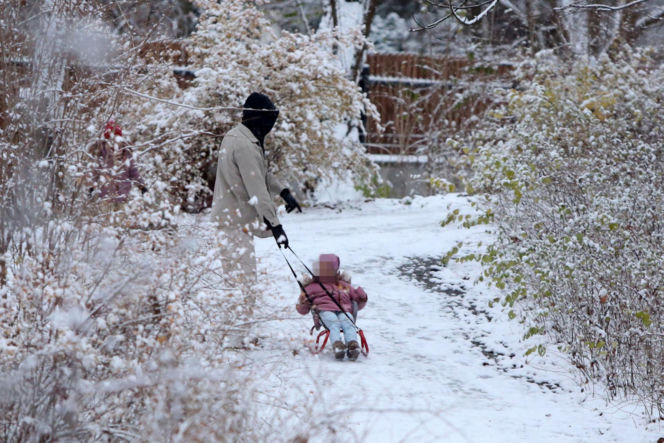 Maciej Pela zabrał córeczki na sanki