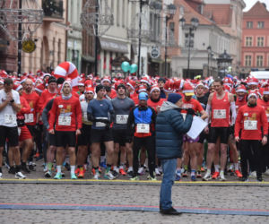 23. Festiwal Biegów Świętych Mikołajów w Toruniu. Zdjęcia ze starówki
