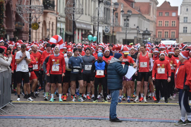 23. Festiwal Biegów Świętych Mikołajów w Toruniu. Zdjęcia ze starówki