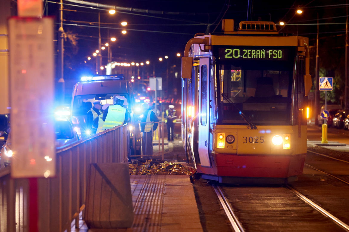 Śmiertelny wypadek w Warszawie. Pieszy zginął pod kołami tramwaju
