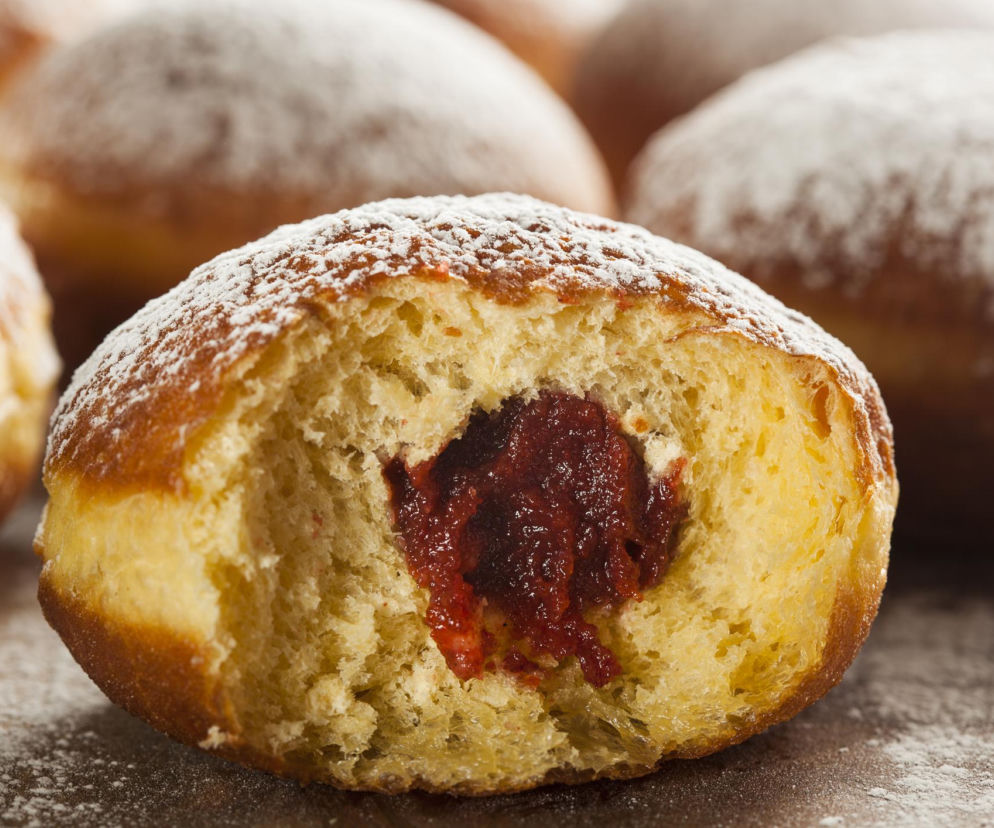 Nie tylko kalorie. Te osoby powinny omijać pączki szerokim łukiem