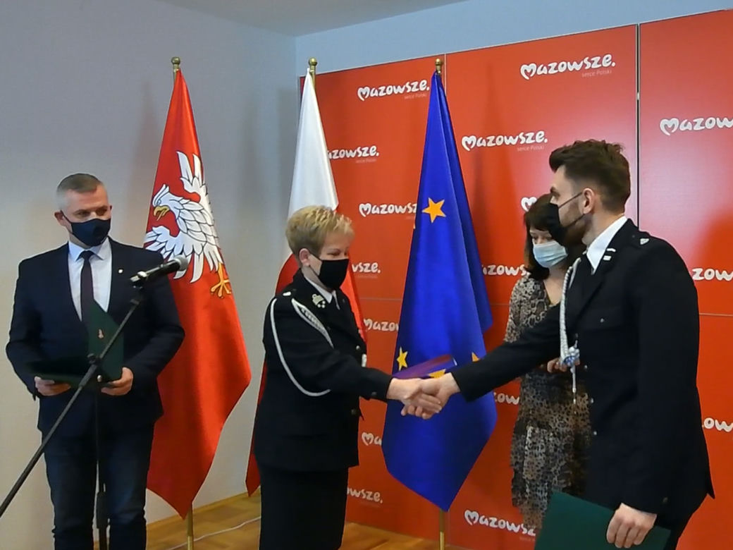 Marszałek przyznał nagrody. 15-letnia bohaterka została "Strażakiem Miesiąca"