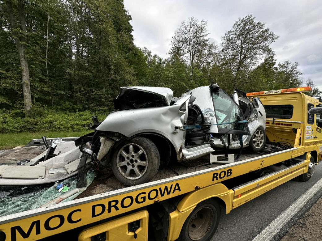Samochód ciężarowy zderzył się z osobowym autem. Cztery osoby zginęły. Droga zablokowana
