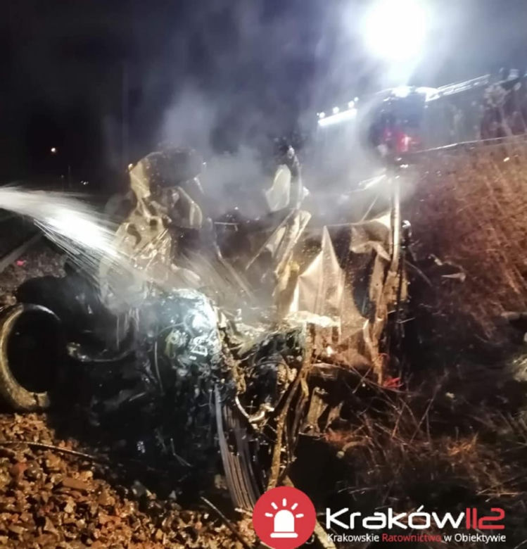 Samochód całkowicie ZMIAŻDŻONY przez pociąg!