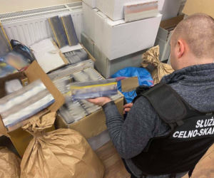 12 tys. paczek papierosów, 42 kg krajanki i 21 tysięcy schowanych w... pralce! To wynik akcji KAS pod Przeworskiem 