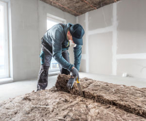 Docinanie wełny mineralnej – jaki nóż wybrać i jak ciąć bez błędów?