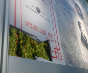 Wandale zdewastowali tablice będące częścią wystawy Kraków dla niepodległości