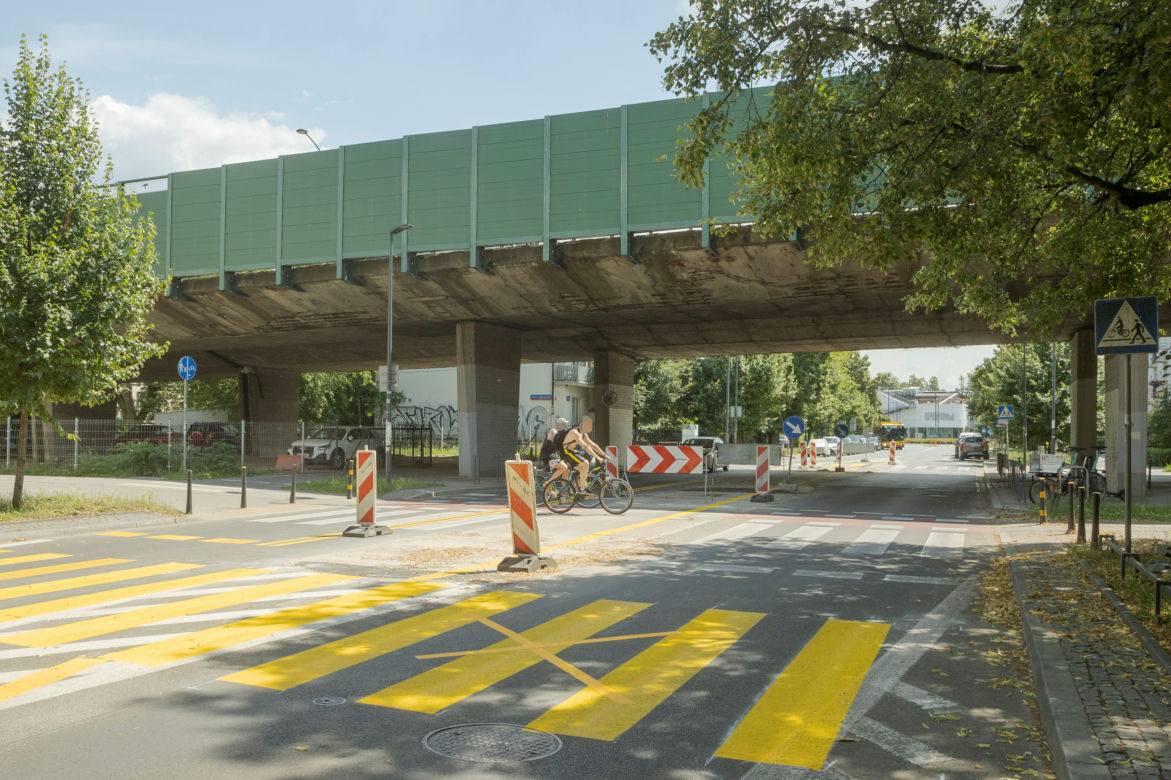 Droga rowerowa grozy przy Trasie Łazienkowskiej. Drogowcy nie chcą nic poprawiać