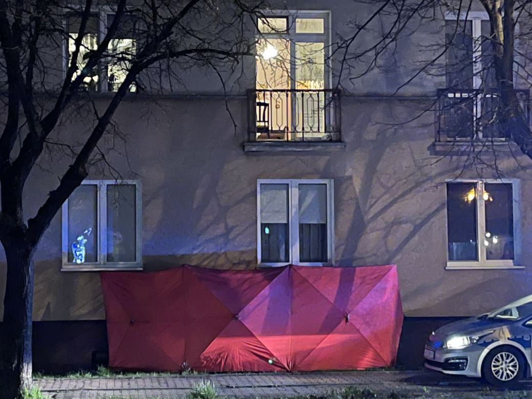 Makabra w Pruszkowie. 82-latek runął z pierwszego piętra. Nie żyje