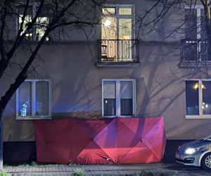Makabra w Pruszkowie. 82-latek runął z pierwszego piętra. Nie żyje