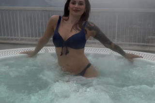 Ewelina Lisowska podgrzewa się w jacuzzi