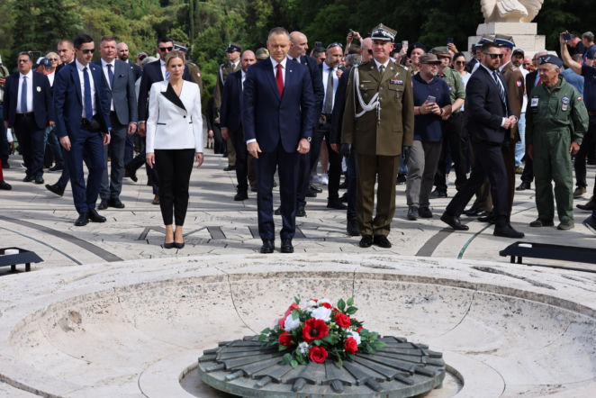 Prezydent Nawrocki na Monte Cassino. Poruszające sceny na polskim cmentarzu