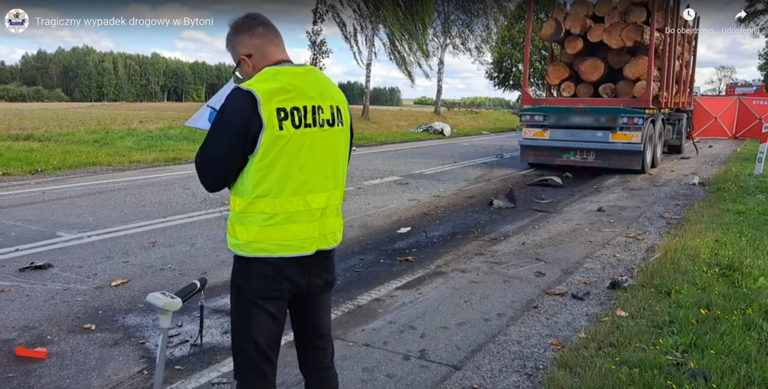Przerażający wypadek pod Starogardem Gdańskim. Dwóch 30-latków zginęło w zmasakrowanym mercedesie [ZDJĘCIA].