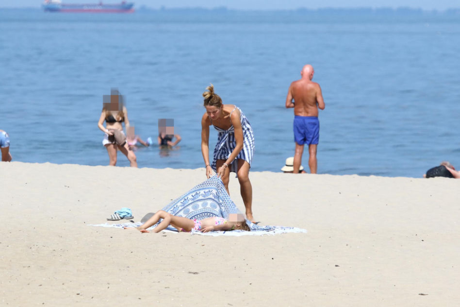Joanna Moro taszczyła córkę brzegiem morza