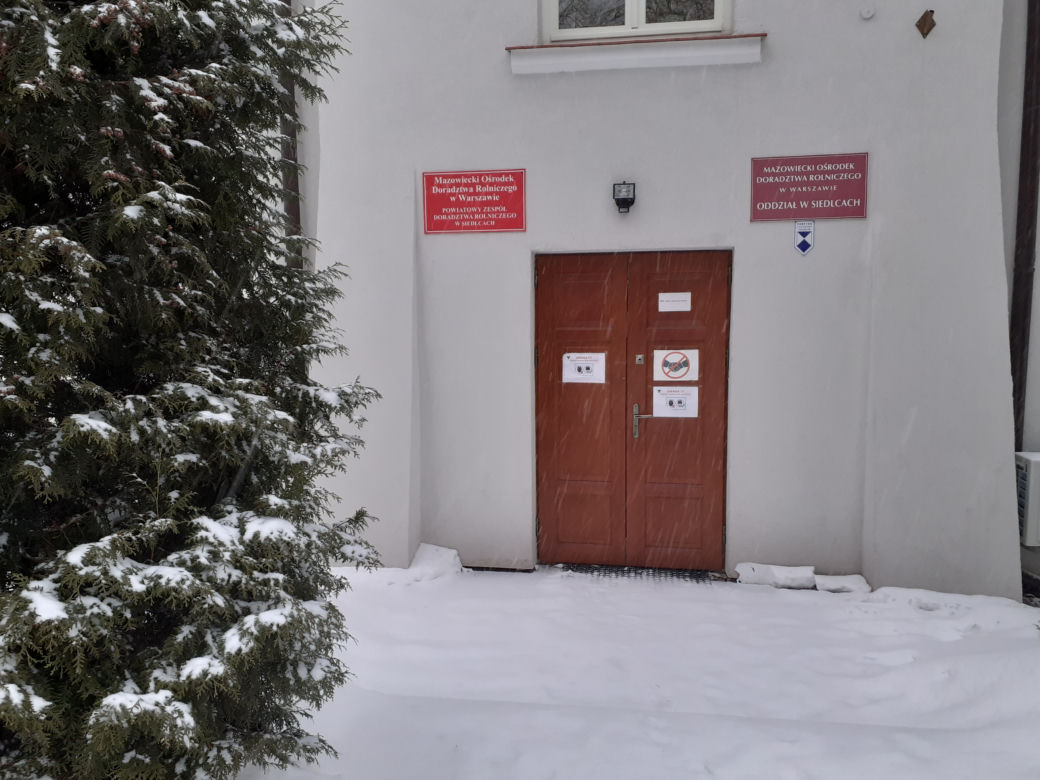 Ulica Kazimierzowska i zabytkowy budynek Mazowieckiego Ośrodka Doradztwa Rolniczego w Siedlcach w połowie lutego 2021